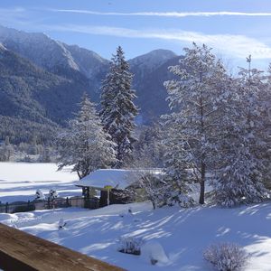 Genießen Sie den herrlichen Balkonausblick im Winter Richtung See und Wald