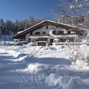 Das Haus Wildsee im Winter an der Seefelder Seepromenade