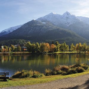 Seepromenade in Seefeld in Tirol im Herbst